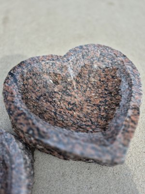 Fågelbad Hjärta Röd Granit 28xH9cm