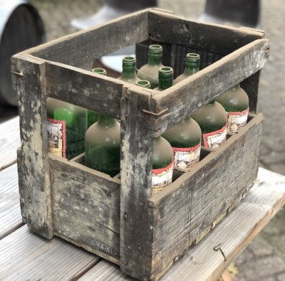 Trälåda med glasflaskor Jenever