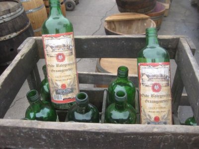 Trälåda med glasflaskor Jenever